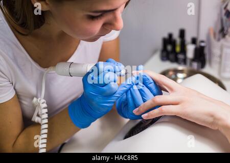 Closeup Aufnahme einer Frau in einem Nagelstudio erhalten eine Maniküre von einer Kosmetikerin Stockfoto