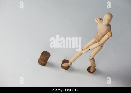 Holz Figur verstärkt auf Stapel von Münzen Stockfoto