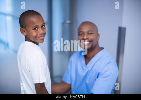 Porträt des Lächelns, Arzt und patient Stockfoto