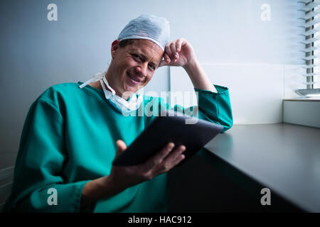 Porträt des männlichen Chirurgen mit digital-Tablette Stockfoto