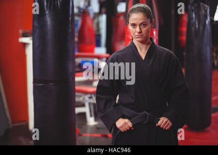 Weibliche Karate Spieler Karate Haltung durchführen Stockfoto