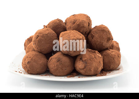 Schokoladen-Trüffel auf weißem Hintergrund. Stockfoto