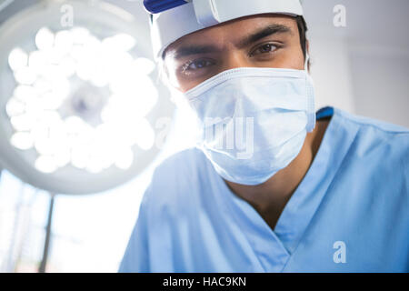 Männliche Chirurg tragen Mundschutz Stockfoto