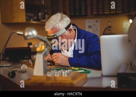 Uhrmacherei Reparatur einer Uhrwerks Stockfoto