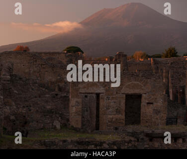 Vesuv, wie gesehen von der archäologischen Stätte von Pompeji, Metropolitan Stadt Neapel, Kampanien, Italien Stockfoto