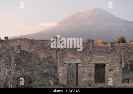 Vesuv, wie gesehen von der archäologischen Stätte von Pompeji, Metropolitan Stadt Neapel, Kampanien, Italien Stockfoto