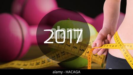 Mittelteil der Frau messen ihre Taille 2017 Stockfoto