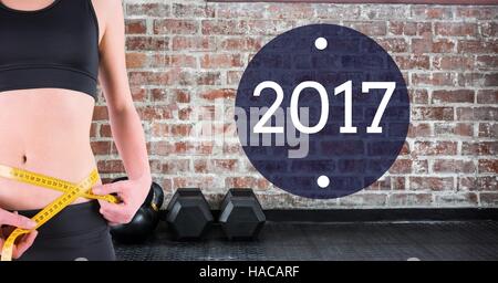 Mittelteil der Frau messen ihre Taille 2017 Stockfoto