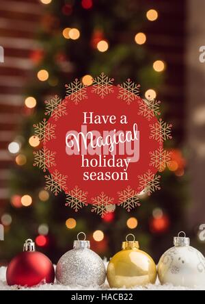 Zusammengesetztes Bild der Weihnachtsgrüße mit bunten Weihnachtskugeln Stockfoto