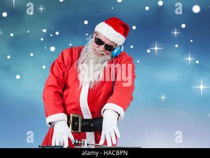 Santa in Sonnenbrille spielen dj Stockfoto