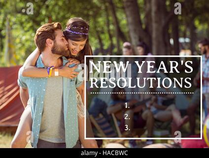 Neujahrs-Vorsätze gegen paar küssen im Hintergrund Stockfoto