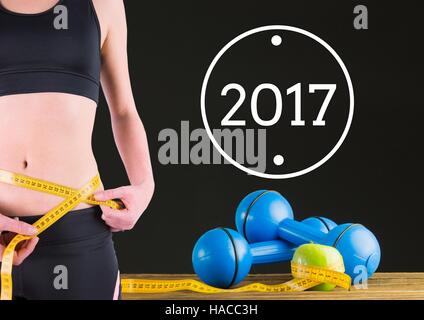 Mittelteil der Frau messen ihre Taille 2017 Stockfoto