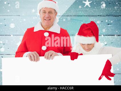 Paar in Santa Kostüm holding weiße Plakat Stockfoto