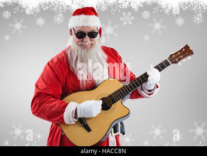 Santa Claus in Sonnenbrille Gitarre spielen Stockfoto