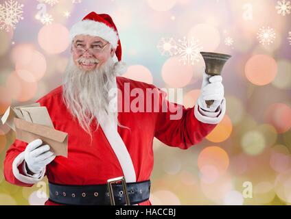 Santa Claus holding Umschläge und Weihnachten bell Stockfoto