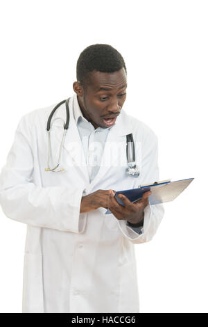 Afrikanische amerikanische Arzt schockiert und verängstigt durch Informationen auf einem Klemmbrett. Stockfoto