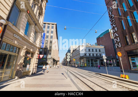 Helsinki, Finnland - Juni 24: Passanten an einem sonnigen Tag in eine typische Straße im Zentrum von Helsinki am 24. Juni 2013. Stockfoto