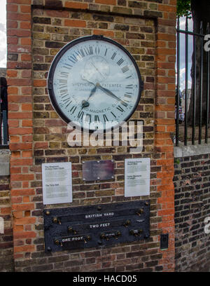 Die Standardzeit und Entfernung Maßnahmen angezeigt im Royal Observatory, Greenwich, London Stockfoto