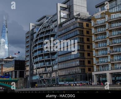 Die Scherbe ragt im Hintergrund hinter Southwark Bridge am Südufer der Themse, London, UK. Stockfoto