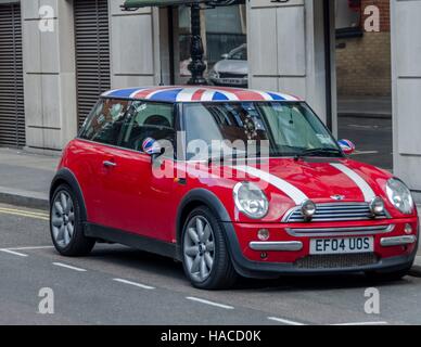 Ein Austin Mini mit britischer Flagge Dach in London, England, UK. Stockfoto