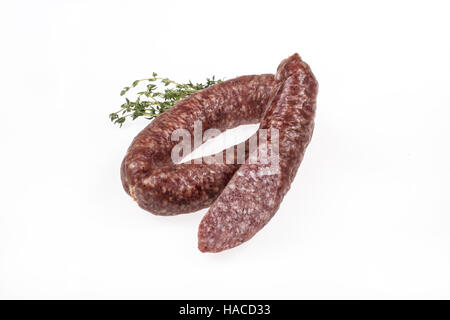 Wurst mit viel Grün an einem isolierten Studio-Hintergrund Stockfoto