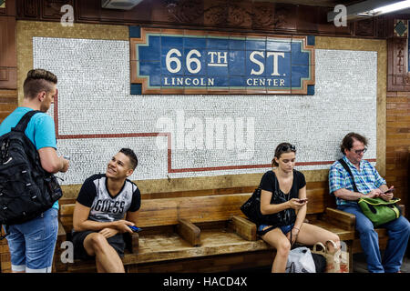 New York City, NY NYC, Manhattan, Upper West Side, 66. Street, Lincoln Center Station, U-Bahn, Plattform, hispanische lateinamerikanische ethnische Einwanderer mi Stockfoto