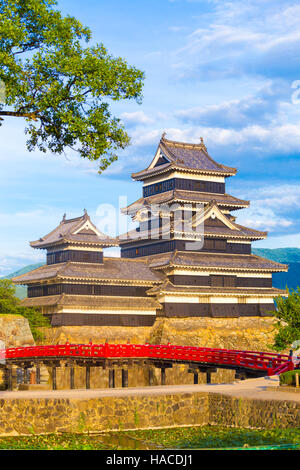 Tele Nahaufnahme des Schlosses Matsumoto Jo enthüllt Details der alten halten an einem sonnigen Tag in der Präfektur Nagano, Japan Stockfoto
