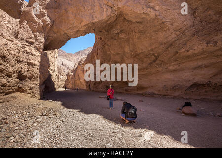 Touristen, Natural Bridge, Natural Bridge Canyon, Death Valley Nationalpark, Death Valley, Kalifornien Stockfoto