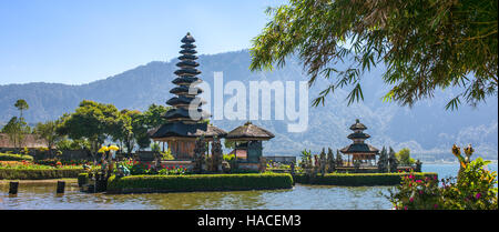 Panoramaansicht der Pura Ulun Danu Tempel auf einem See Beratan in Bali, Indonesien Stockfoto