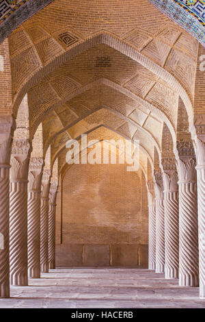 Schöne Säulen in Vakil Moschee, Shiraz, Iran Stockfoto