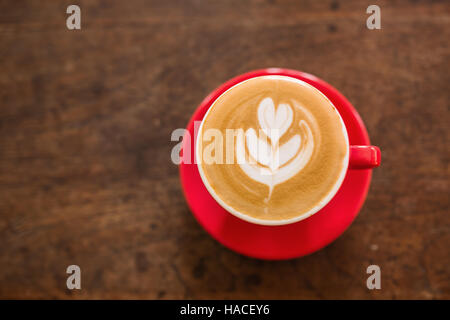 Kaffee-Obertasse Draufsicht auf alten Holztisch Hintergrund. Stockfoto