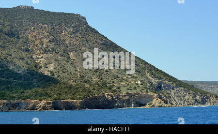 Moutti Tis Sotiras (370 M) von einem Boot, Akamas-Halbinsel, Zypern betrachtet Stockfoto