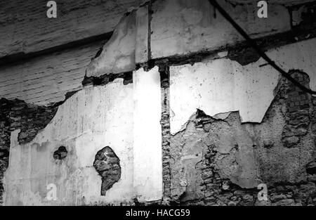 Wand-Stützmauer zerstört und in Ruinen, Bau und Architektur Stockfoto