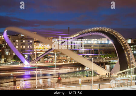 Blick von Gateshead Quays Jahrtausend öffnet/kippt mit Newcastle Quayside auf Nordseite des Tyne zu überbrücken. Newcastle. UK Stockfoto