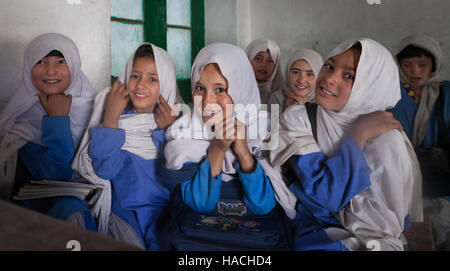 Muslimische Schülerinnen in islamischen Schuluniform lächelnd in Klassenzimmer in Hunza, Nord-Pakistan Stockfoto