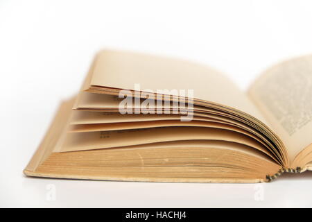 Öffnen Sie alte Buch Makro auf weißem Hintergrund Stockfoto