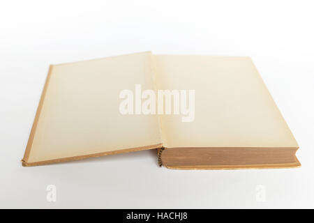 altes Buch mit leeren Seiten auf weißem Hintergrund geöffnet Stockfoto