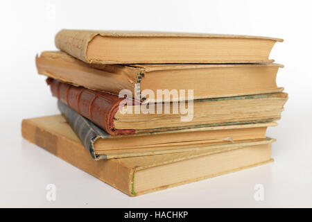 Stapeln von alten Büchern, die isoliert auf weißem Hintergrund Stockfoto
