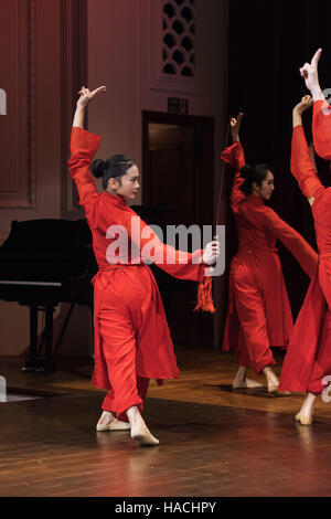 Traditionellen chinesischen Tanz, bei einer Veranstaltung der Universität Cardiff im Teatro Reardon Smith in das National Museum Wales Stockfoto