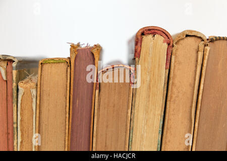 Stapeln von alten Büchern, die isoliert auf weißem Hintergrund Stockfoto