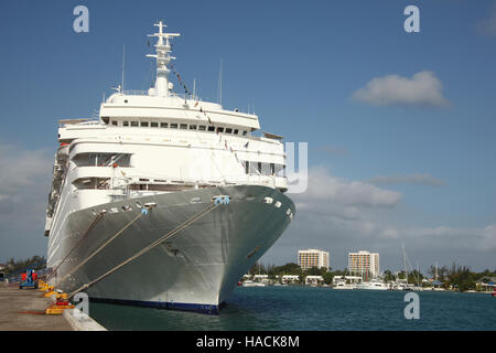 Kreuzfahrtschiff im Hafen von Montego Bay, Jamaika angedockt Stockfoto