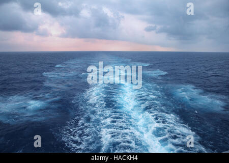 Schiffe wecken im Ozean mit Wellengang & stürmischen Himmel, Ostsee vor der Küste Norwegens. Stockfoto