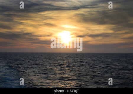 Sonnenuntergang über dem Meer vor der Küste der Azoren, Atlantik. Stockfoto