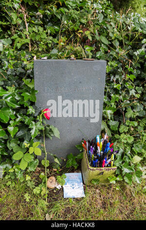 London, UK - 18. Juni 2016: Grab von Douglas Adams auf dem Highgate Cemetery in London. Douglas Adams war ein englischer Autor, am bekanntesten für die Hitchhik Stockfoto