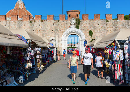 Markt vor der historischen Stadtmauer von Pisa, Italien Stockfoto