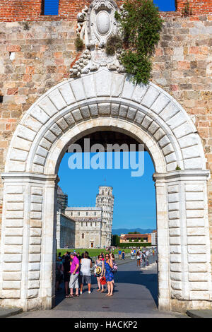 Pisa, Italien - 30. Juni 2016: historische Stadttor von Pisa mit unbekannten Menschen. Pisa ist weltweit bekannt für seinen schiefen Turm und es hat eine Menge von Hallo Stockfoto