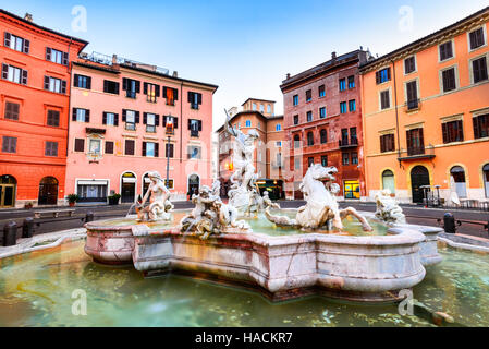 Rom, Italien. Der Brunnen von Neptun am Piazza Navona. Dieser Brunnen von 1576 zeigt den Gott Neptun mit seinem Dreizack Kampf gegen eine Krake und Stockfoto