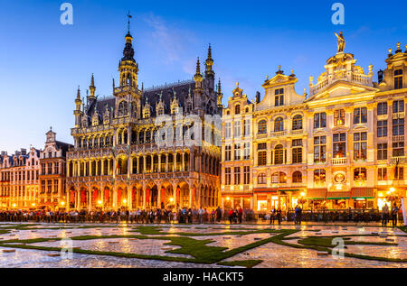 Brüssel, Belgien. Weitwinkel-Nacht-Szene der Grand Place und Maison du Roi, Europa historischen Platz Must-See Blick Bruxelles Stockfoto