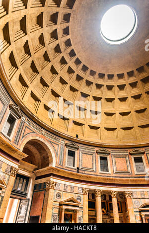 Rom, Italien. Pantheon, antikes römischen Reiches Gebäude von Marcus Agrippa in Augustus Zeiten gebaut. Stockfoto