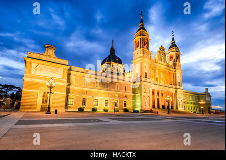 Madrid, Spanien. Twilight-Skyline von Santa María la Real De La Almudena Kathedrale, Sitz der römisch-katholischen Erzdiözese Madrid. Stockfoto